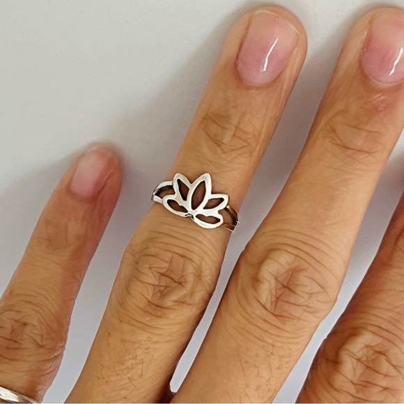 Sterling silver lotus toe ring, lotus midi ring, silver lotus ring, lotus ring - Picture 2 of 7